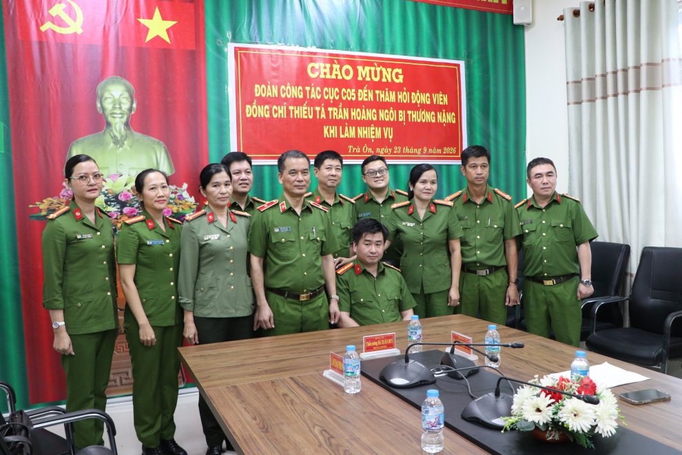 Đoàn công tác chụp ảnh lưu niệm với đồng chí Thiếu tá Trần Hoàng Ngôi và cán bộ chiến sĩ Công an xã Trà Ôn