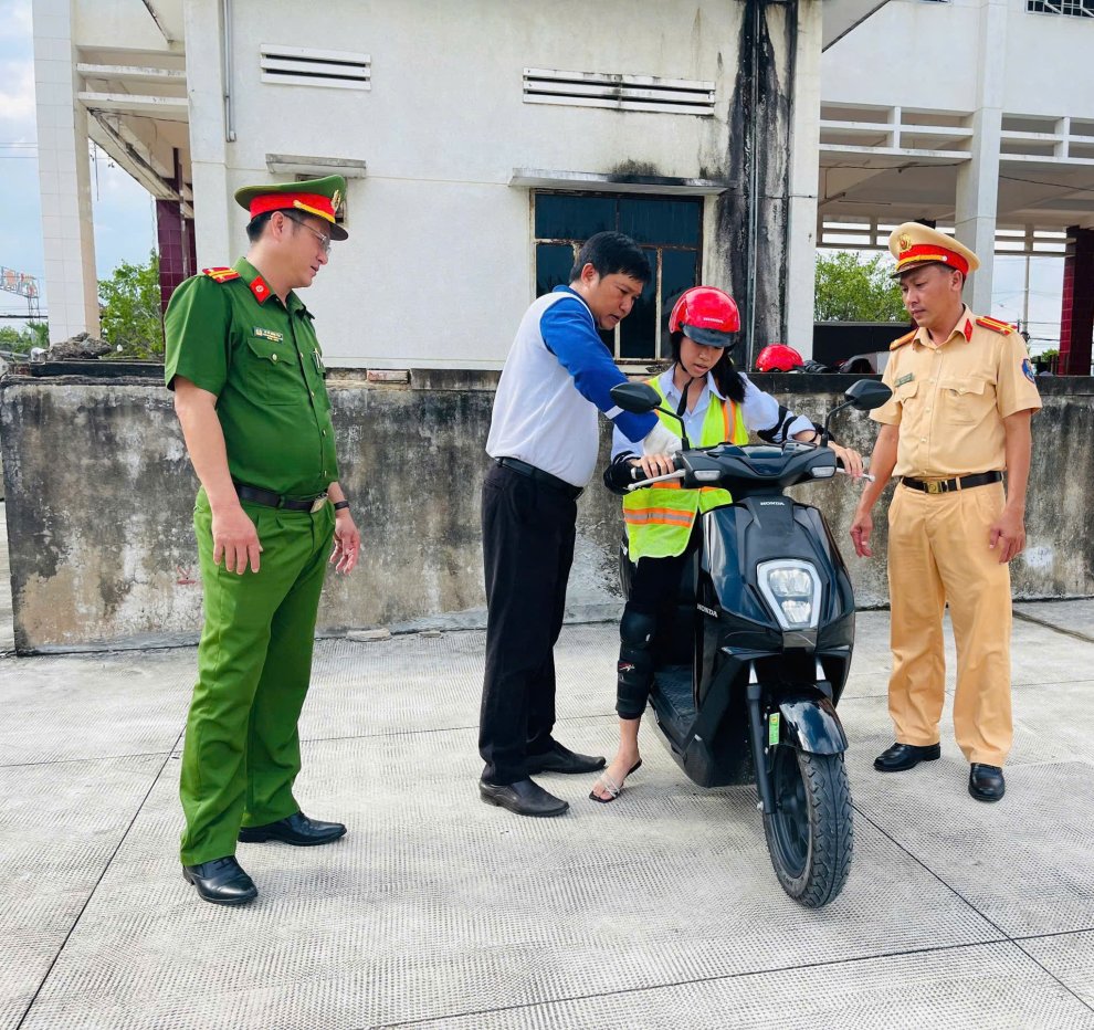 Tuyên truyền pháp luật và hướng dẫn kỹ năng lái xe mô tô, gắn máy an toàn đối với học sinh