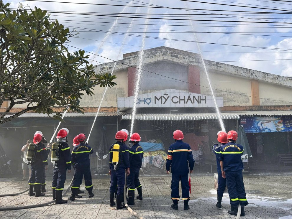 Lực lượng Cảnh sát PCCC và CNCH triển khai đội hình dập tắt đám cháy