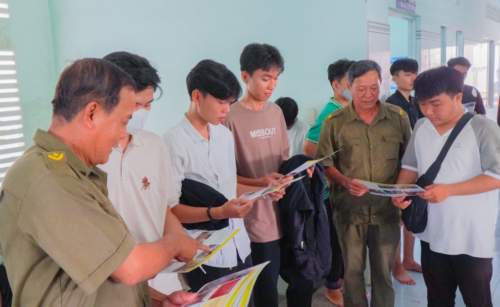 phát tờ rơi tuyên truyền
