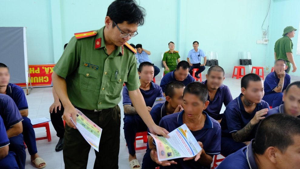 Phát tờ rơi