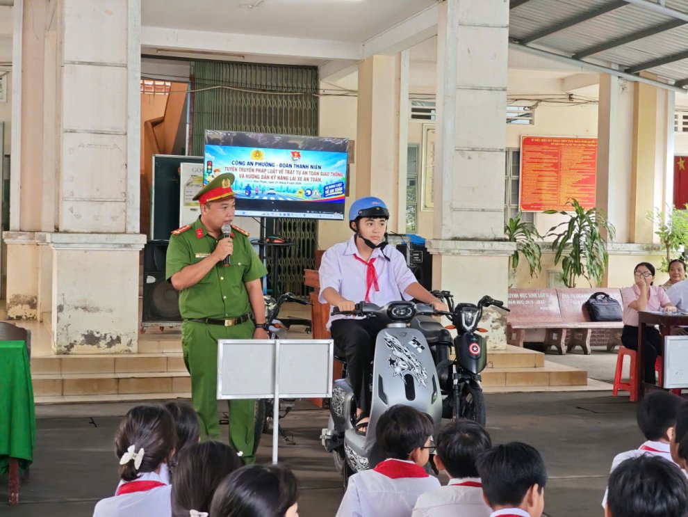 Công an phường Hoà Thuận tuyên truyền pháp luật về trật tự, an toàn giao thông và hướng dẫn kỹ năng lái xe an toàn tại các cơ sở giáo dục