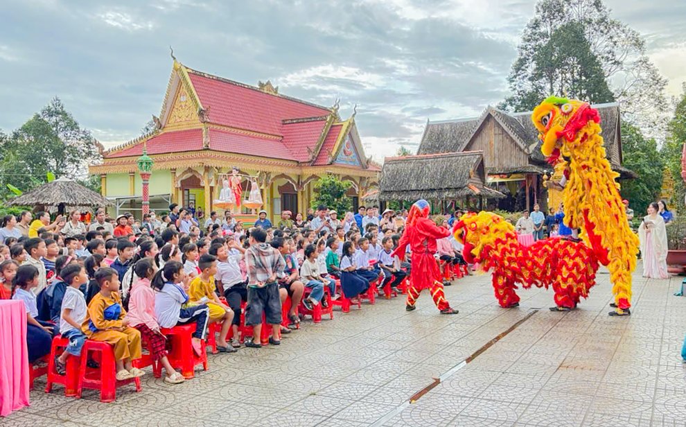 Phòng An ninh nội địa tặng quà cho các cháu thiếu nhi (4)