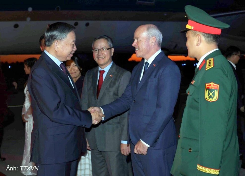 Quan chức Canada và cán bộ nhân viên Đại sứ quán Việt Nam đón Tổng Bí thư Chủ tịch nước Tô Lâm tại sân bay quốc tế Ottawa Mcdonald Cartier s