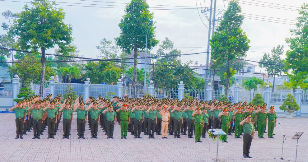 Công an tỉnh Vĩnh Long tổ chức lễ chào cờ và trao khen tập thể, cá nhân có thành tích xuất sắc
