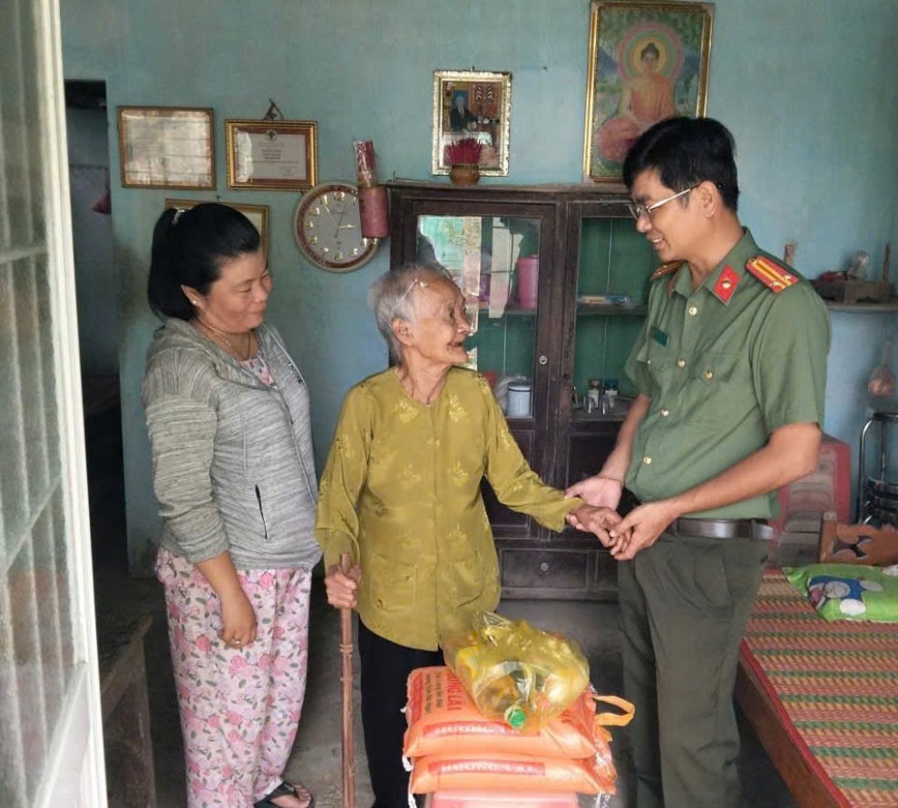 Tặng quà cho bà Sơn Thị Trước