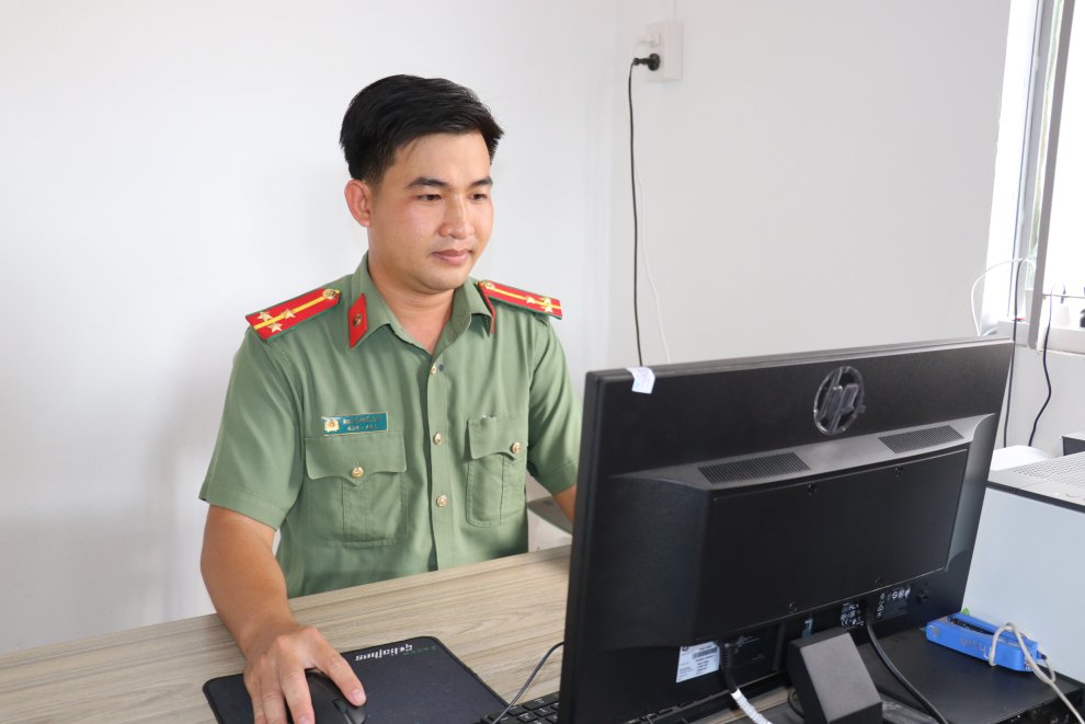 Thượng úy Nguyễn Viết Thư nghiên cứu tài liệu, tham mưu Ban chỉ huy Công an xã