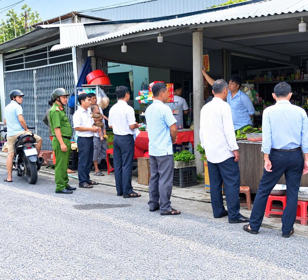 Tổ công tác tổ chức tuyên truyền, vận động đến từng hộ kinh doanh