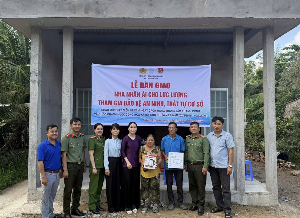 Công an xã Châu Thành bàn giao 02 căn “Nhà nhân ái” tặng lực lượng tham gia bảo vệ ANTT ở cơ sở