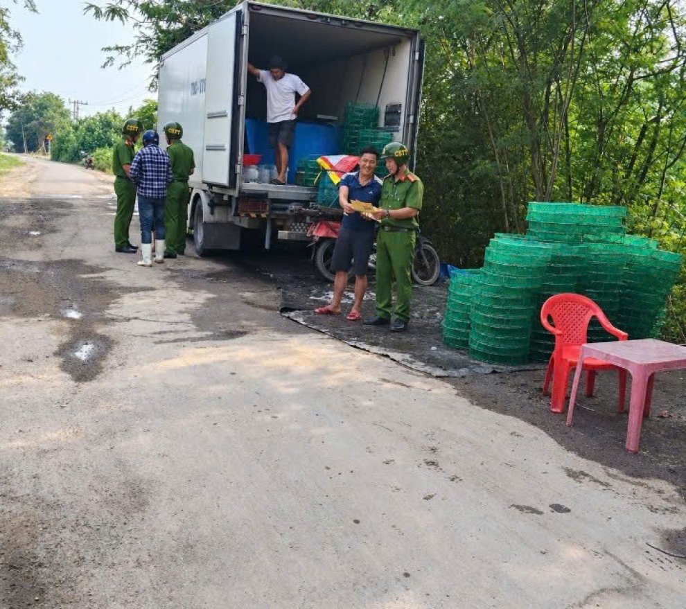 Tuyên truyền xe tải tôm