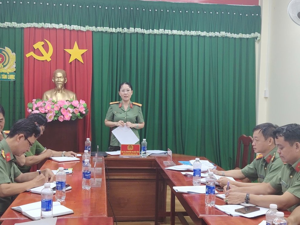 Đồng chí Đại tá Nguyễn Thị Hải Yến, Phó Giám đốc Công an tỉnh kiểm tra các mặt công tác tại Công an xã Tân Lược