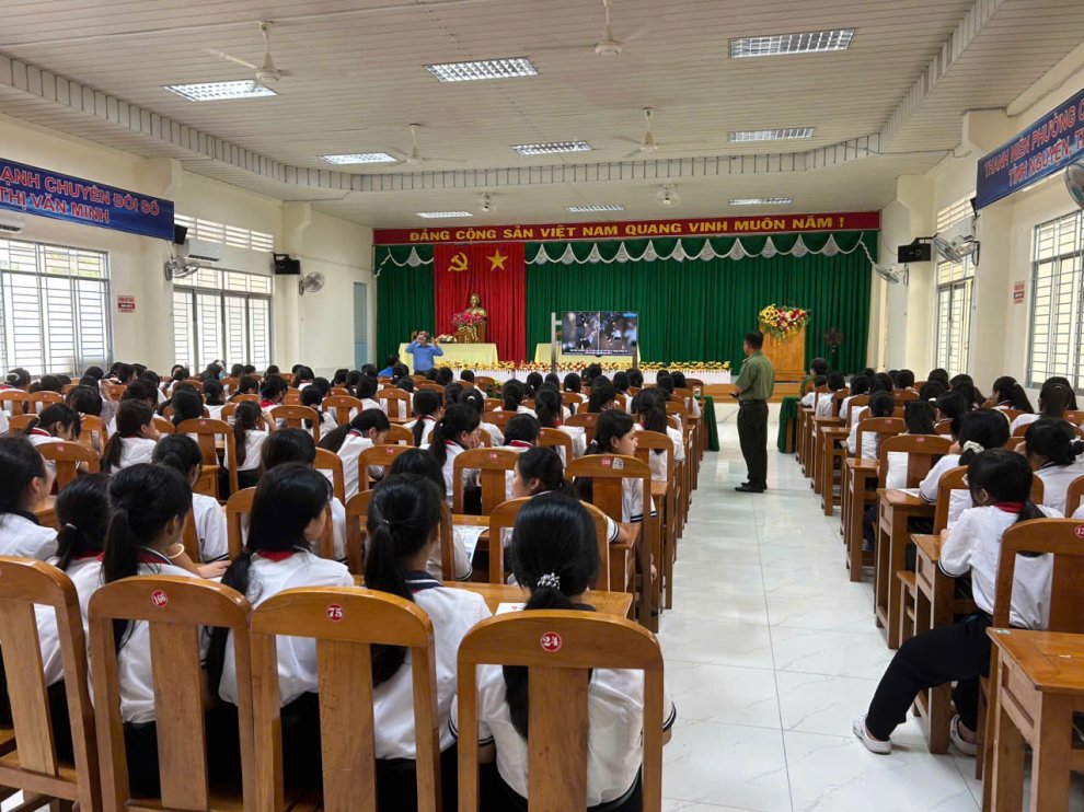 Công an phường Cái Vồn tuyên truyền, phổ biến pháp luật phòng, chống bạo lực học đường, xâm hại trẻ em