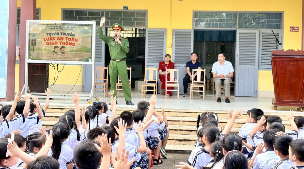 Công an xã Phú Thuận tuyên truyền pháp luật về trật tự, an toàn giao thông đối với học sinh