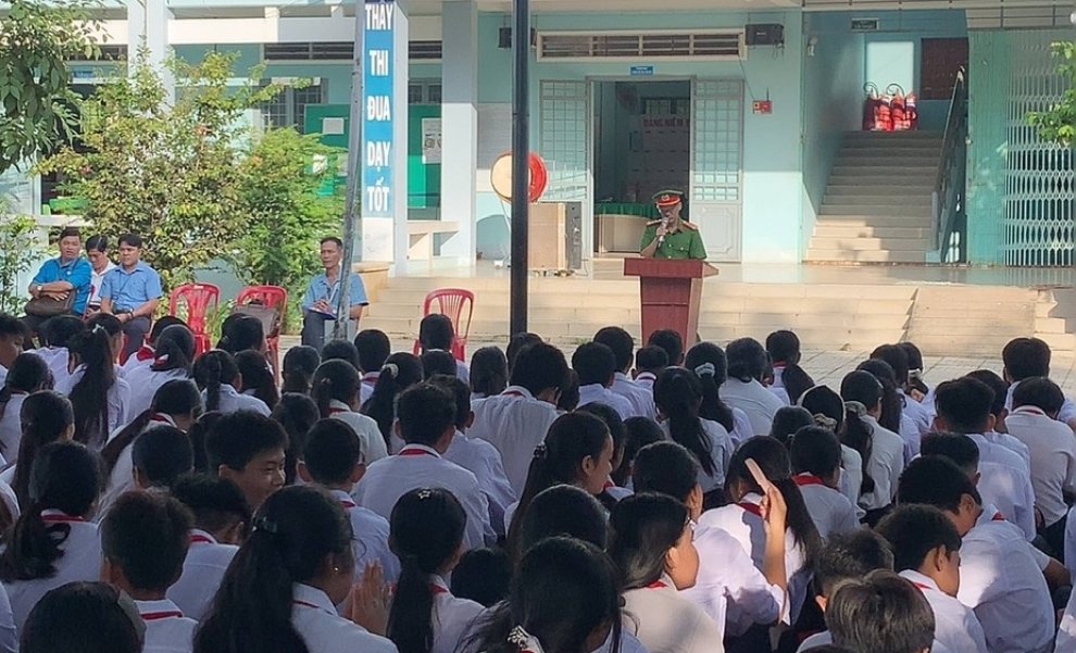 Công an xã Cầu Kè tăng cường tuyên truyền pháp luật về trật tự, an toàn giao thông đường bộ đầu năm học mới