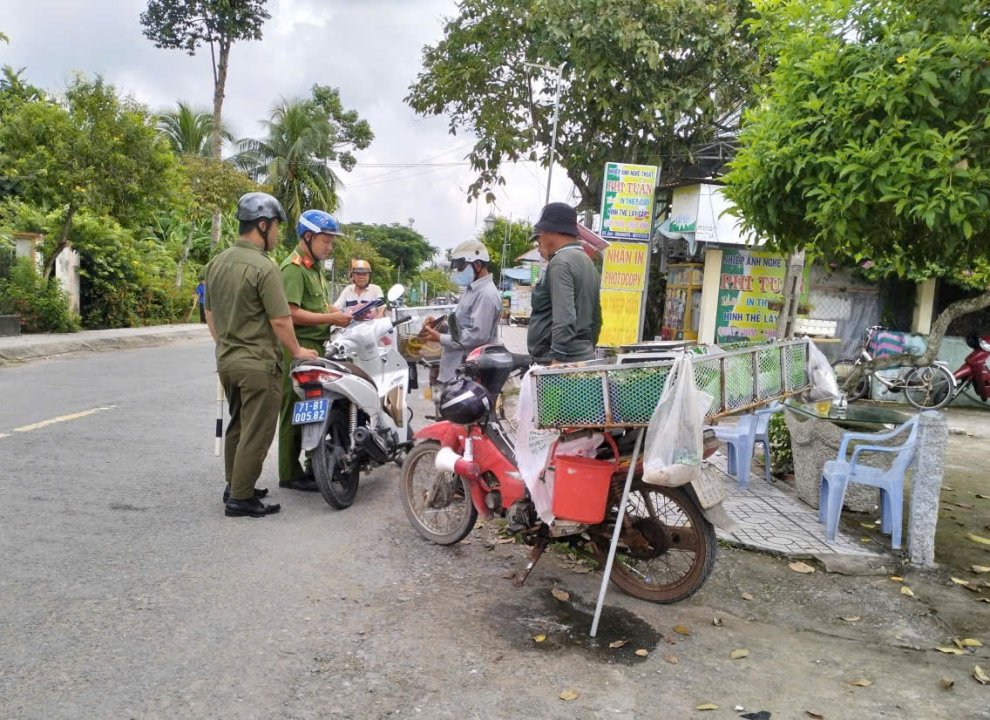 Công an xã Hương Mỹ phối hợp kiểm tra, xử lý vi phạm hành lang an toàn giao thông đường bộ