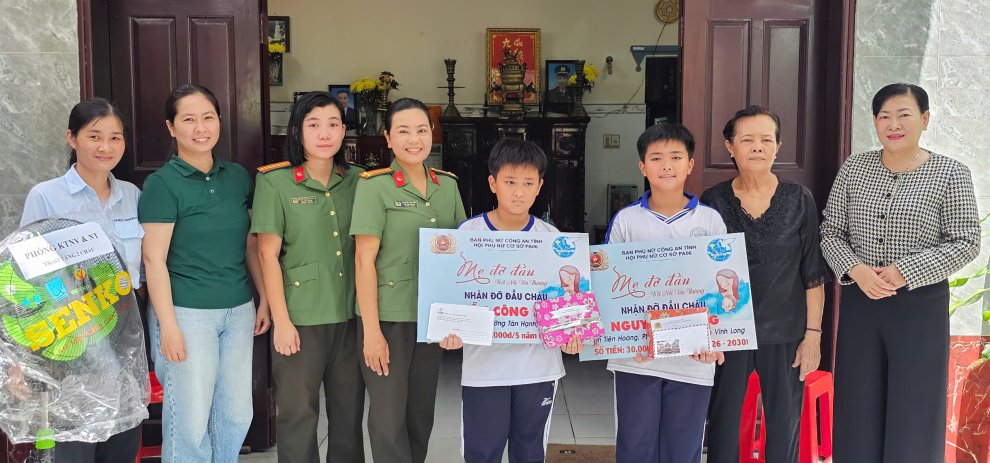 Hội phụ nữ cơ sở Phòng Kỹ thuật nghiệp vụ và Ngoại tuyến thực hiện chương trình "Mẹ đỡ đầu" gắn với phong trào thi đua "Ba nhất"