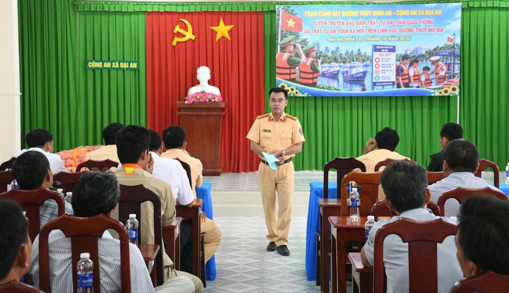 Trạm Cảnh sát đường thủy Định An tổ chức tuyên truyền an toàn giao thông đường thủy vùng ven cửa biển trong mùa mưa bão