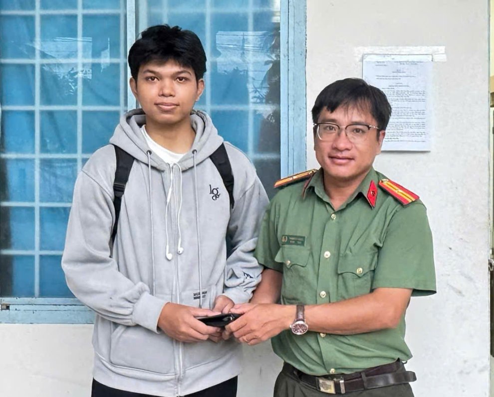 Công an xã Ngãi Tứ trao trả tài sản cho người đánh rơi