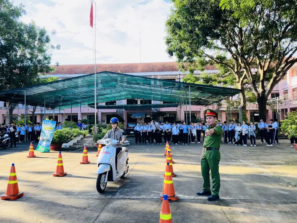 Công an phường An Hội phối hợp tuyên truyền, hướng dẫn kỹ năng lái xe an toàn cho học sinh