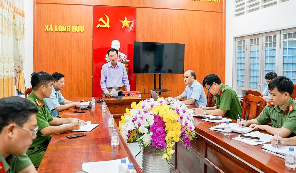 2 Đồng chí Lê Văn Nhớ, Bí thư Đảng ủy, Chủ tịch HĐND xã Long Hữu, phát biểu chỉ đạo tại buổi làm việc