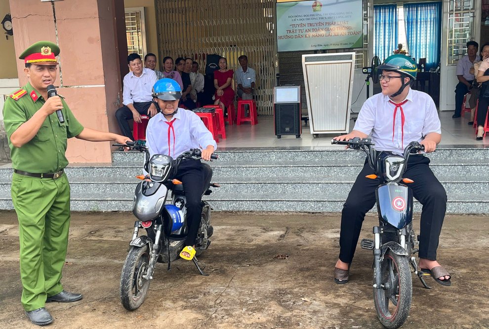 4 Các em học sinh trải nghiệm thực hành kỹ năng lái xe an toàn