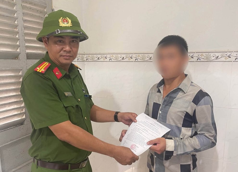 Cơ sở cai nghiện ma túy số 2 trao quyết định quản lý sau cai nghiện ma túy tại nơi cư trú cho người hoàn thành cai nghiện