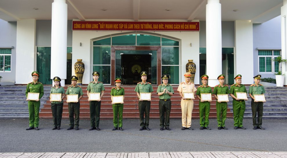 Công an tỉnh Vĩnh Long tổ chức Lễ chào cờ tháng 10/2026 và trao khen thưởng, biểu dương các tập thể, cá nhân tiêu biểu