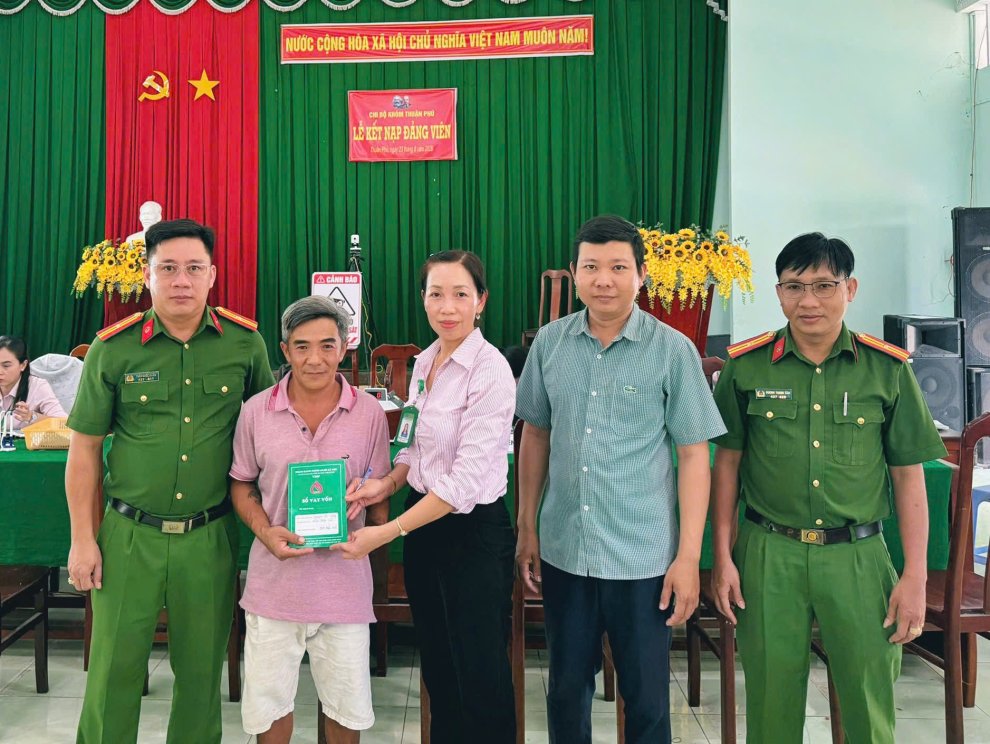 Ảnh trao sổ vay vốn