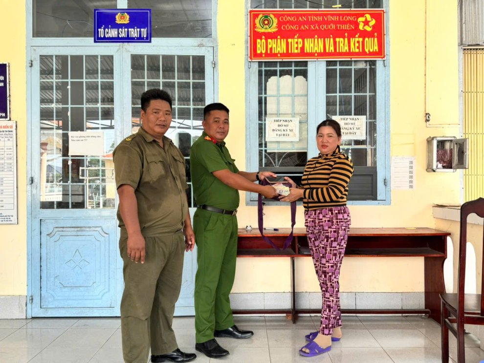 ảnh trao trả tài sản cho người dân đánh rơi