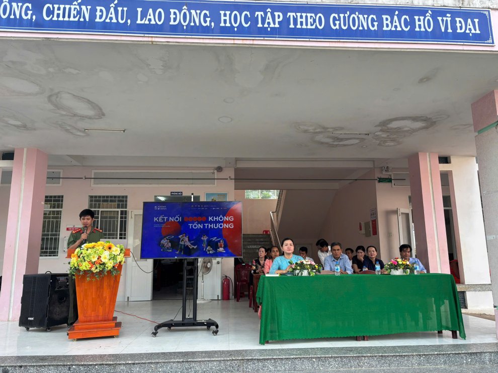 Cán bộ CAX tuyên truyền về chiến dịch Không một mình