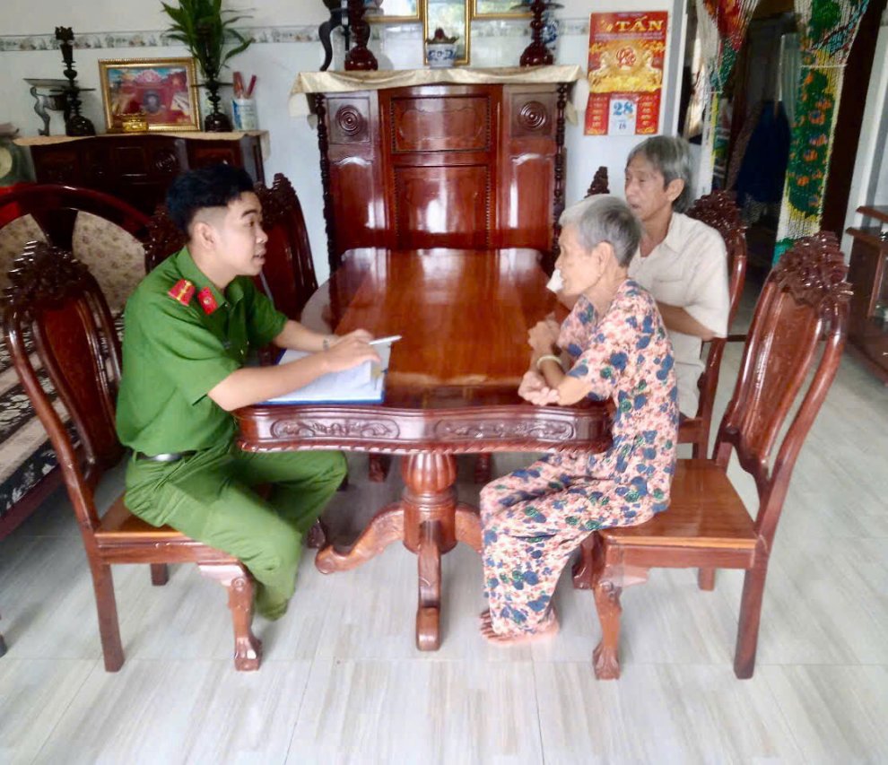 Cán bộ Công an xã Lương Phú đến nhà Mẹ Việt Nam Anh hùng Đặng Thị Tám, ngụ ấp Căn Cứ để hỗ trợ đăng ký thu nhận