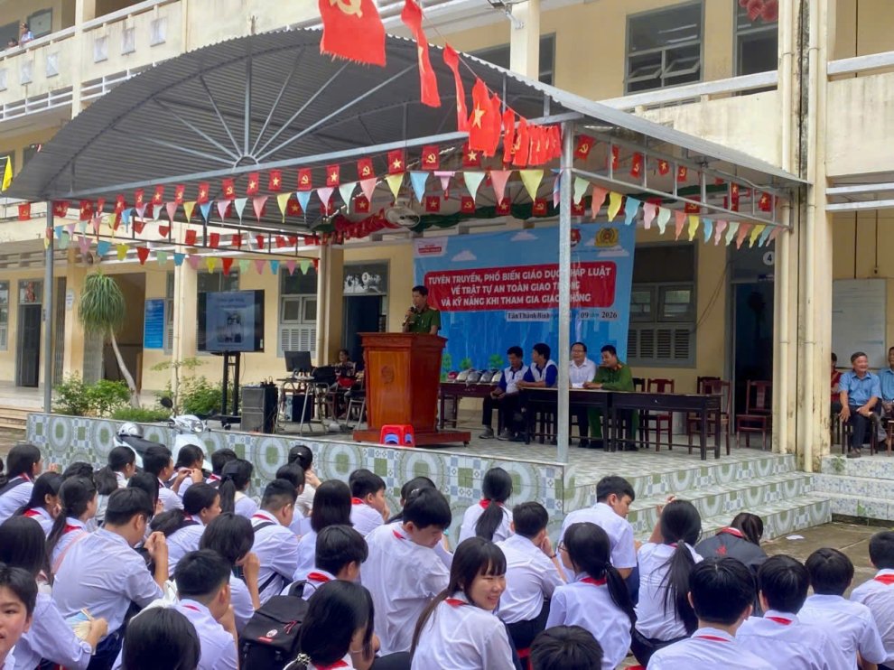 Cán bộ Công an xã tuyên truyền về phòng, chống ma túy, phòng ngừa bạo lực học đường và kỹ năng sử dụng mạng xã hội