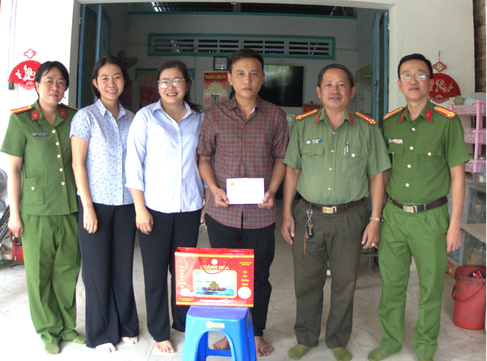 Thăm, tặng quà lực lượng tham gia bảo vệ an ninh trật tự ở cơ sở bị tai nạn khi thực hiện nhiệm vụ