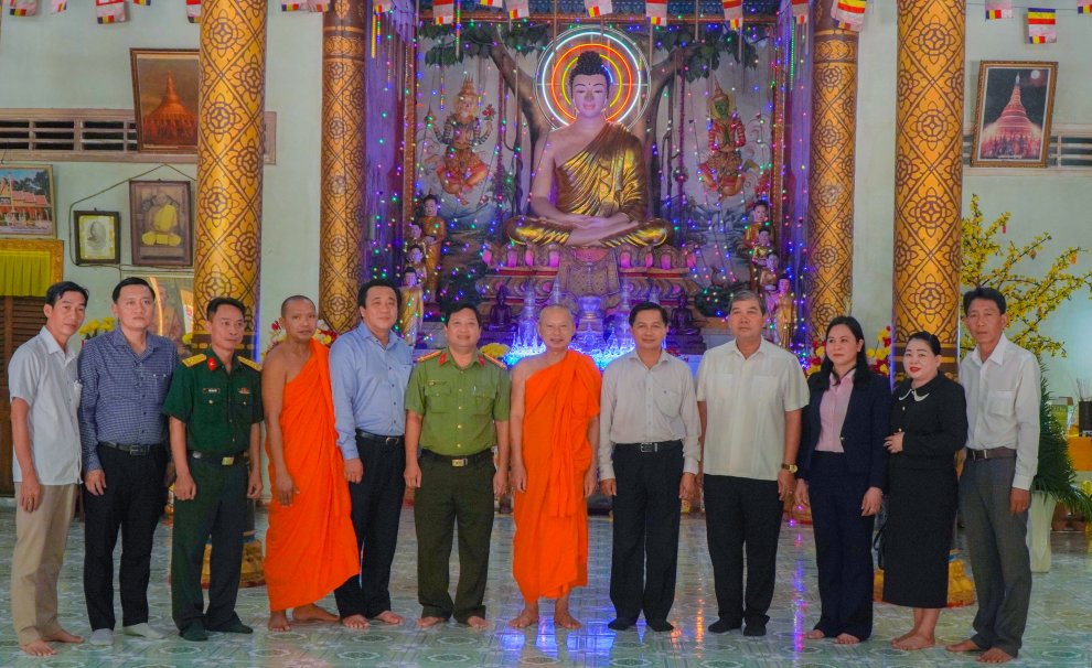 Đại tá Trần Quốc Phục, Phó Giám đốc Công an tỉnh tham gia đoàn lãnh đạo tỉnh Vĩnh Long chúc mừng lễ Sêne Đôlta của đồng bào dân tộc Khmer