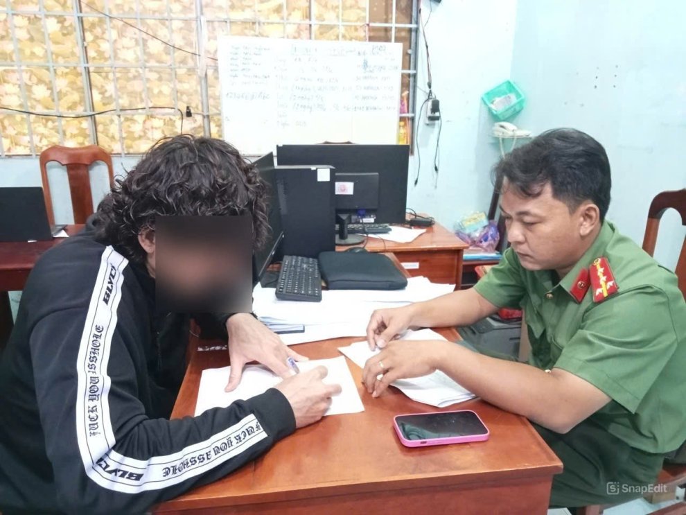 Công an phường Thanh Đức làm việc với các cá nhân đăng tải, thông tin bài viết trên mạng xã hội 2