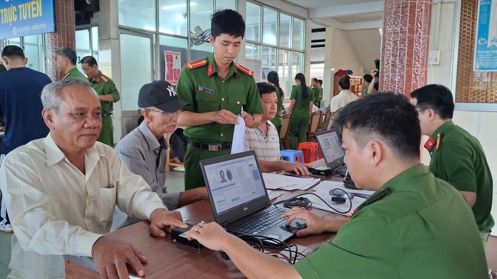 Công an Vĩnh Long quyết tâm hỗ trợ người thân liệt sĩ hoàn thành các thủ tục đúng tiến độ