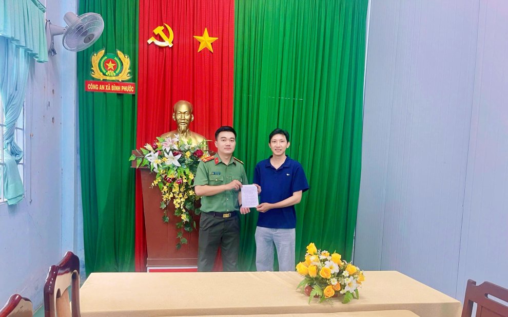 Công an xã Bình Phước tiếp nhận đơn tình nguyện của công dân Hồ Tấn Đạt