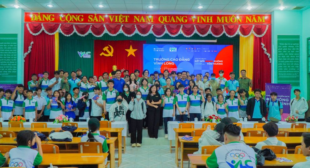 Đại biểu chụp ảnh lưu niệm