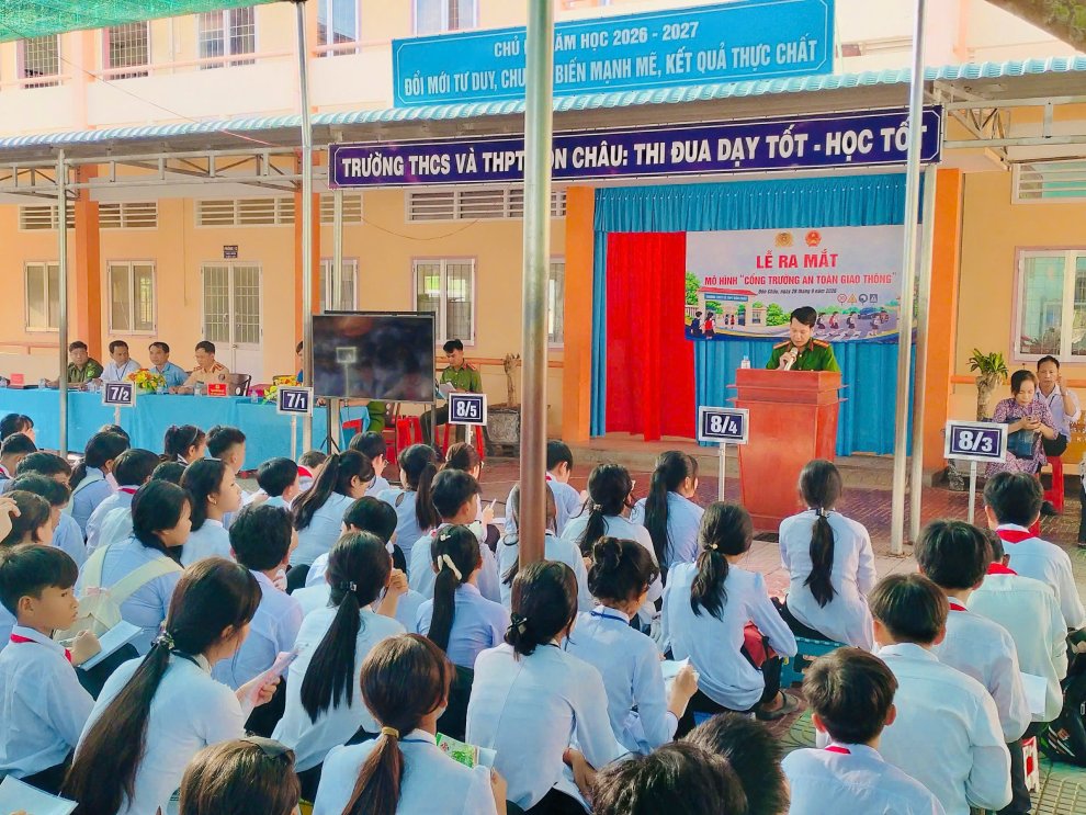 Đồng chí Thiếu tá Huỳnh Duy Tiến PTCAX phát biểu khai mạc