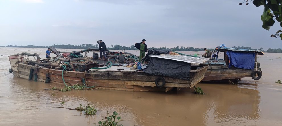 Bắt quả tang 2 ghe gỗ khai thác cát trái phép trên tuyến Sông Hậu