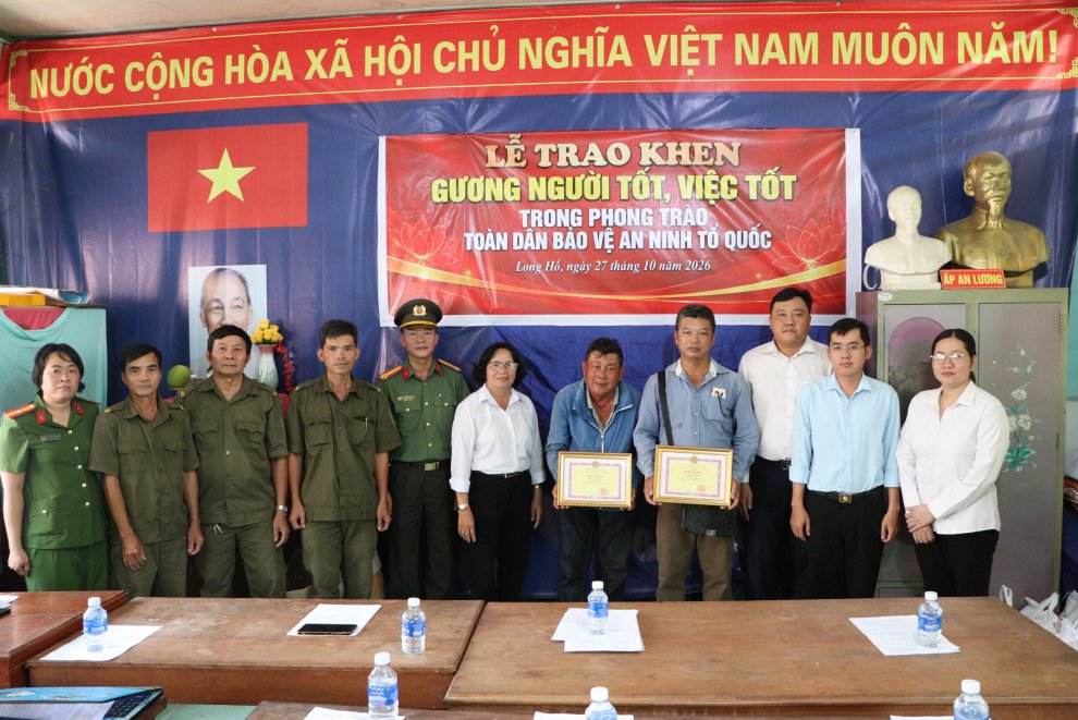 Giấy khen của Chủ tịch Ủy ban nhân dân xã được trao cho anh Minh (bìa phải) và anh Phúc