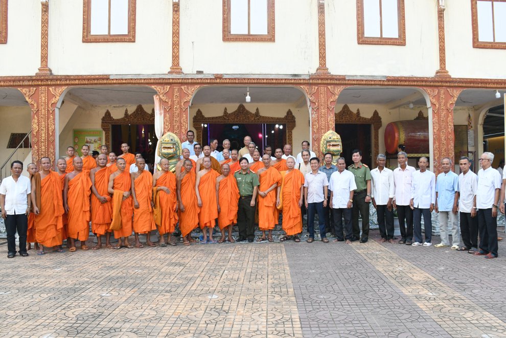 Đại tá Trần Quốc Phục, Phó Giám đốc Công an tỉnh tặng quà chức sắc tôn giáo nhân dịp Lễ Sêne Đôlta