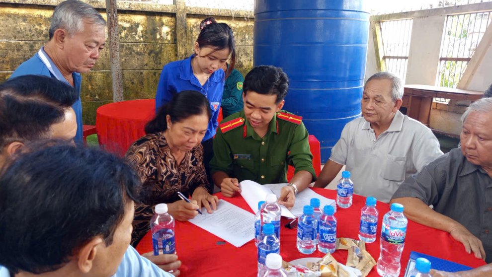 Lực lượng Công an, Hội phụ nữ, Đoàn viên thanh niên xã hỗ trợ các thân nhân trong quá trình thu mẫu (2)