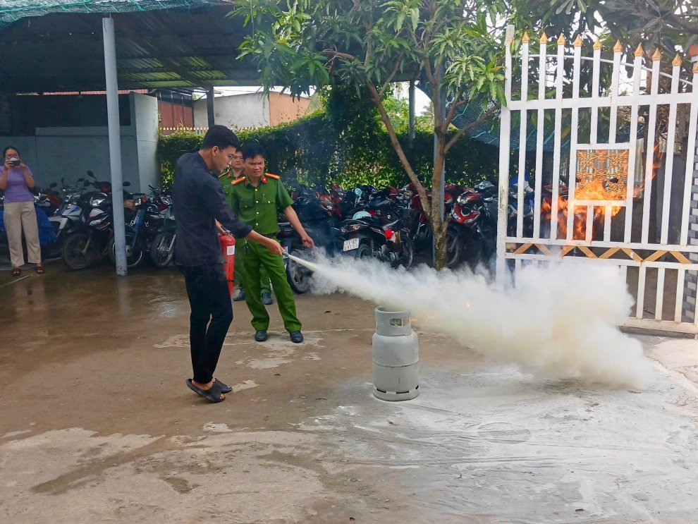 Lực lượng PCCC và CNCH cơ sở thực hành sử dụng bình chữa cháy