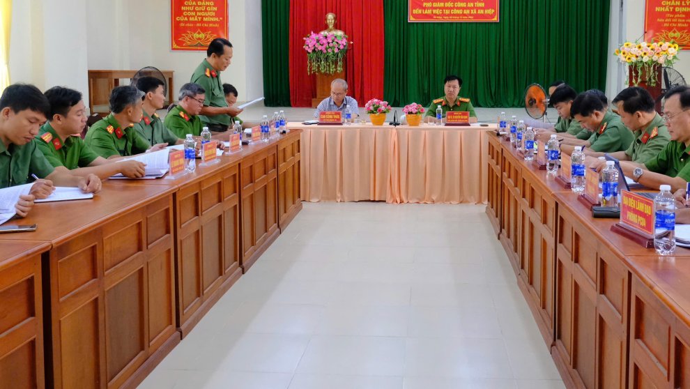 Đại tá Nguyễn Văn Hạnh, Phó Giám đốc Công an tỉnh Vĩnh Long làm việc với Công an xã An Hiệp