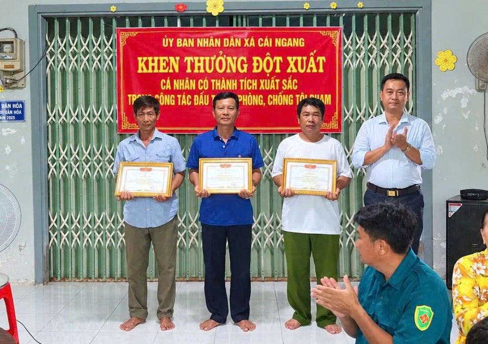 Khen thưởng người dân có thành tích xuất sắc trong công tác đấu tranh phòng, chống tội phạm