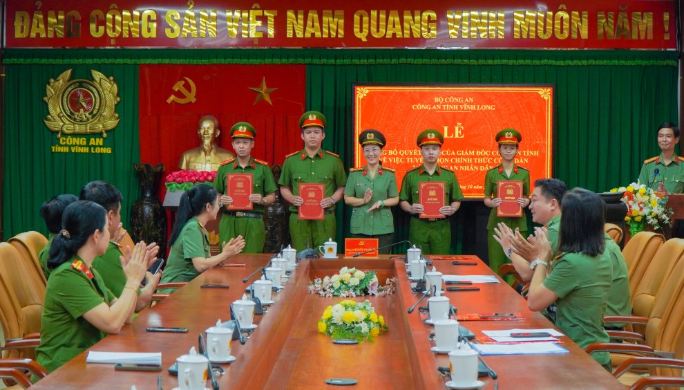 Công an tỉnh Vĩnh Long công bố quyết định tuyển chọn công dân vào Công an nhân dân
