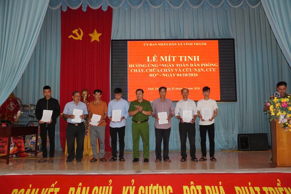 Trao quyết định tuyển chọn lực lượng tham gia bảo vệ ANTT ở cơ sở