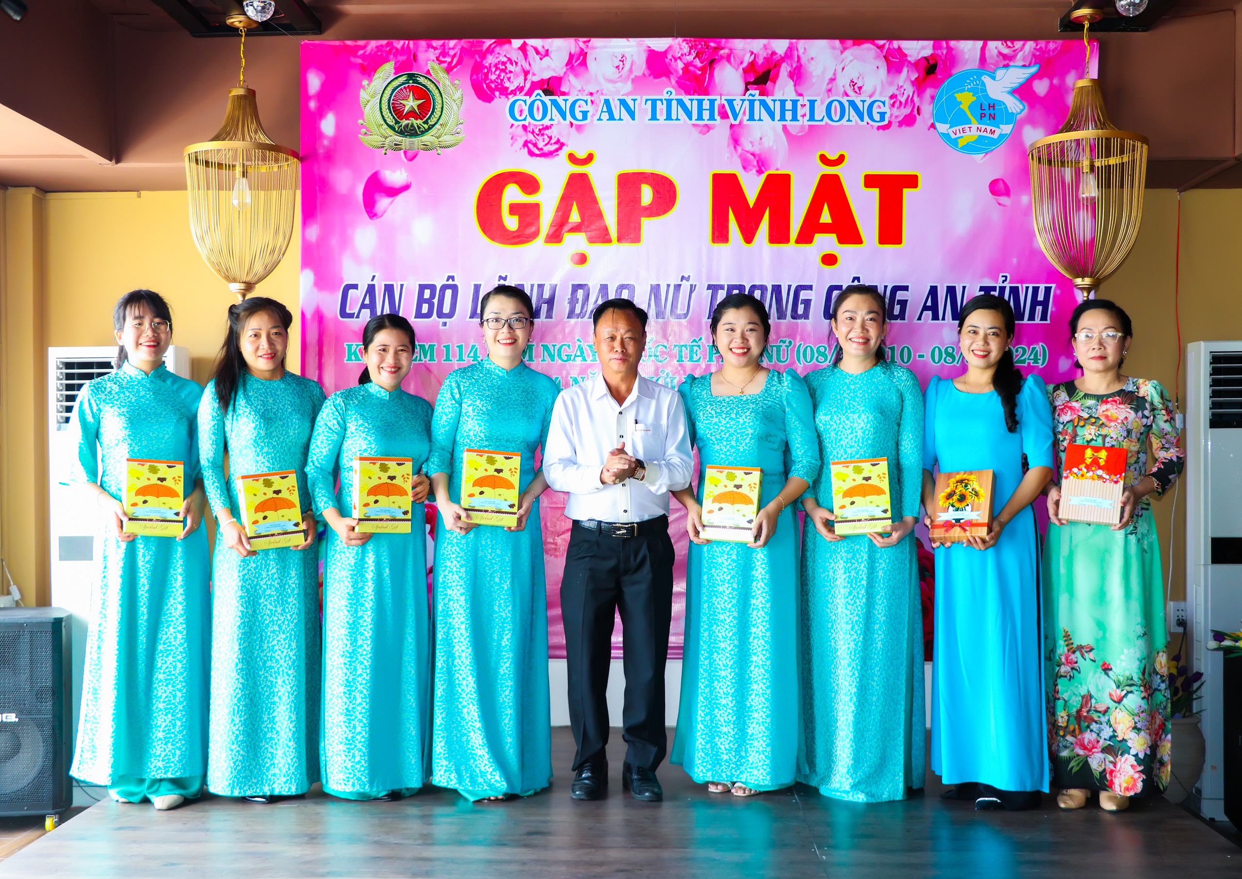 Đại tá Trà Quang Thanh – Phó Giám đốc Công an tỉnh tặng quà cho các đại biểu.