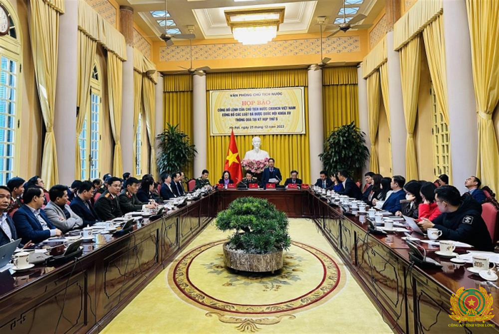 Đồng chí Phạm Thanh Hà công bố Lệnh của Chủ tịch nước CHXNCN Việt Nam về công bố 7 luật (Nguồn ảnh: Cổng Thông tin điện tử Bộ Công an)